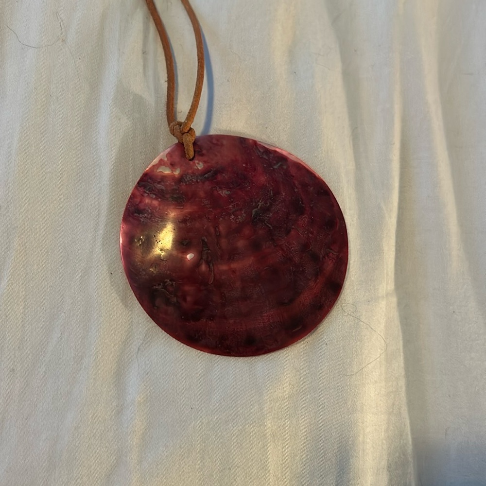 Leather necklace with shell